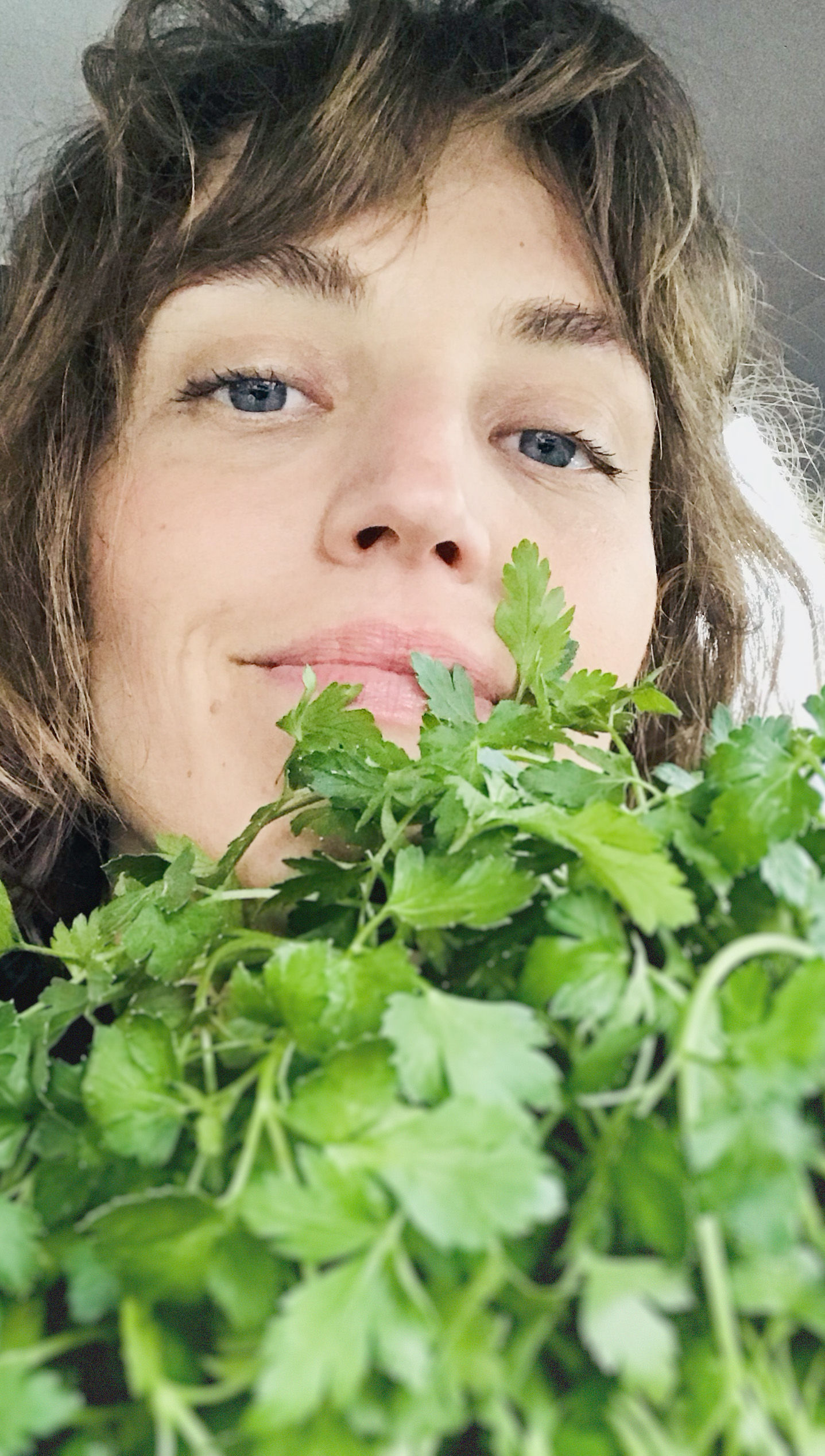  Carina Zimmermann ( www.canari.de ) has been cooking and baking for several design agencies in the Frankfurt area and perfected her own signature style over the years: Extraordinary meals, in which seasonal and local vegetables play the starring role. Always vegetarian, sometimes even entirely vegan (in a sleek, discrete fashion). The special characteristic behind Canari Cooking’s culinary art is the fact that her processes are based on an expansive knowledge of Chinese dietary science. You may well call it ‘therapeutic cuisine’ since it entails the 2000-year-old wisdom of traditional Chinese medicine (TCM) and aims towards strengthening the body’s immune defenses while aligning body and soul in harmony. 