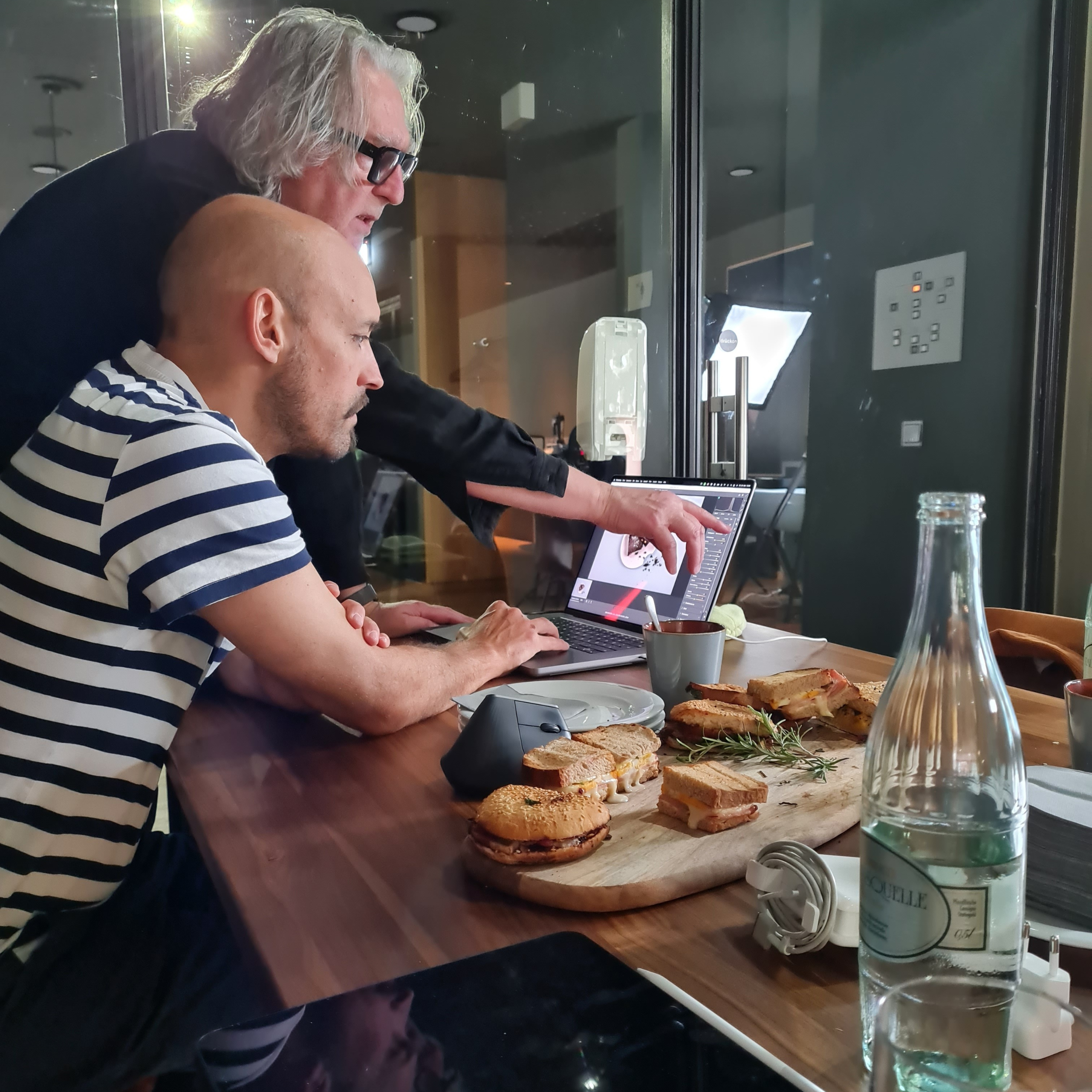 Against this background, it is certainly good that it took so long for us to realize this passion project. Now nearly 80 extremely tasty recipes and tips are gathered across the seasonal kitchen. Supplemented with a seasonal calendar for fruits and vegetables, which helps to plan your shopping.