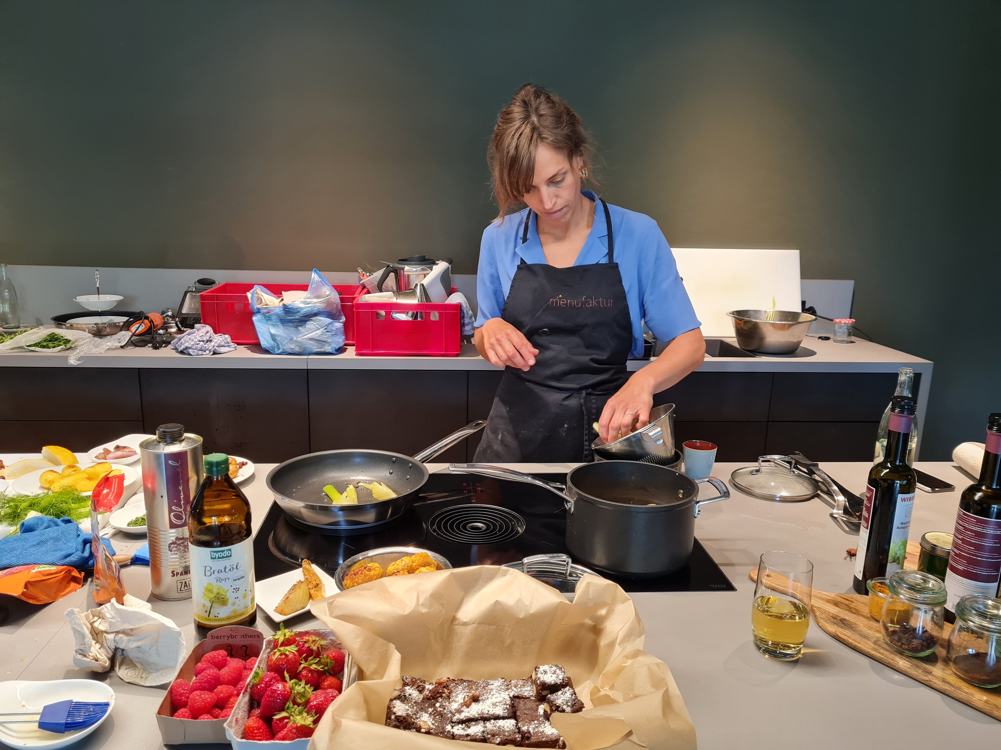  Savoury dips, tasty snacks, basics such as bread, soups, stews and salads, delicious pasta, risotto and pizza creations, through to cakes and cookies. For big and small foodies, sweet and salty, there is something for everyone. Happiness and good humor in the kitchen guaranteed. 