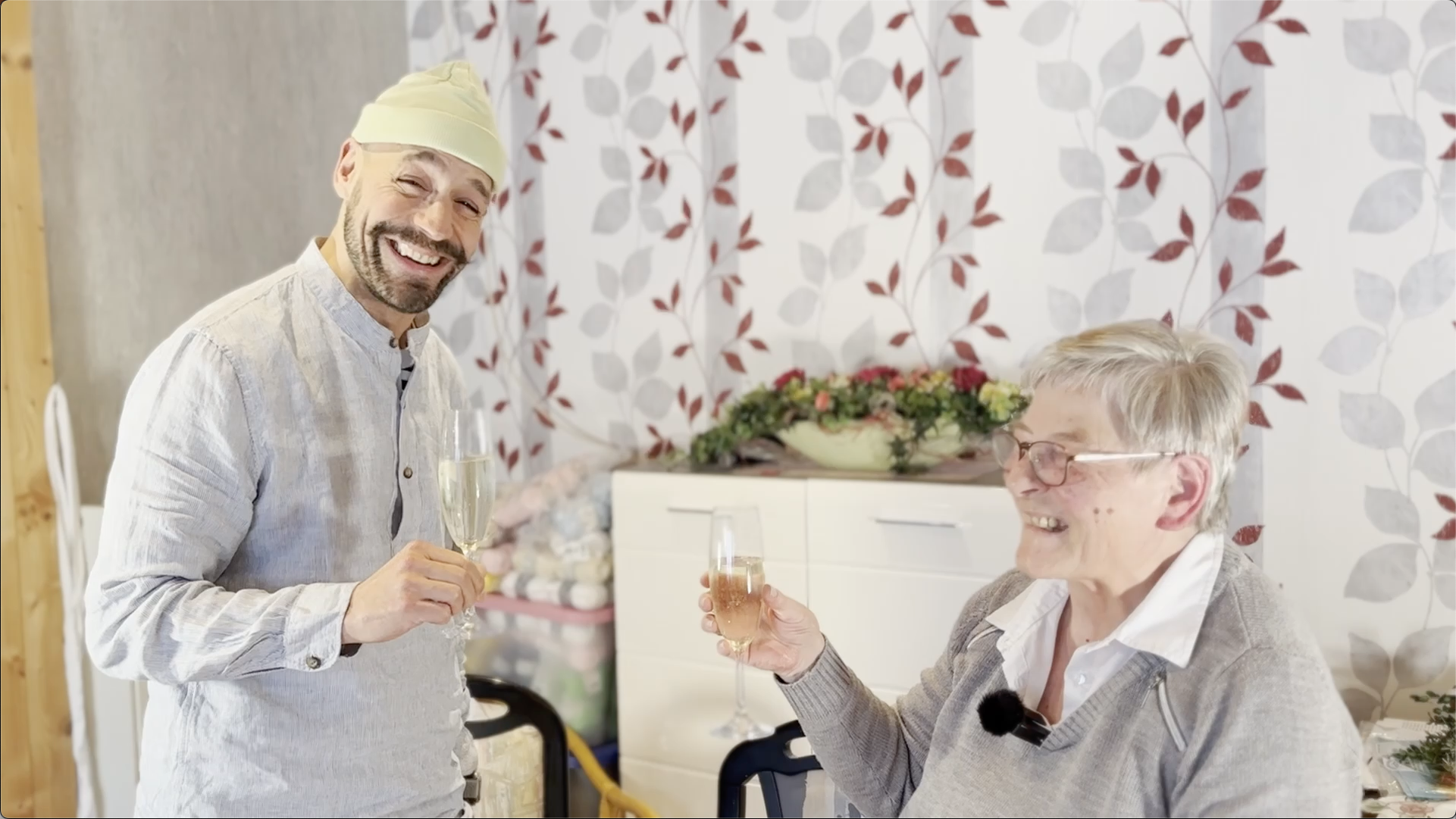 Because many of you have long wanted to know where these magical hats come from, during our last visit to Christa and Harald's "Wollstübchen," we not only said "thank you" but also shot a little film. We met people who are committed to delighting others and do what they do with love.