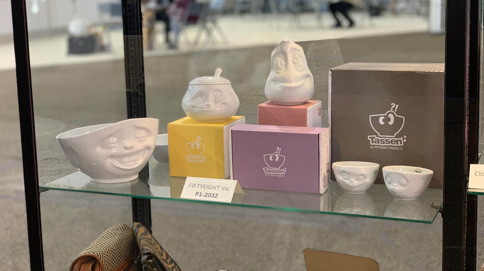 Not anymore! Because we have gone all out to bring our films to American audiences. Not just by dubbing or localizing our existing films. Instead, we created three new TASSEN films especially for the United States in close cooperation with bona fide Hollywood comedians who voiced our characters. The resulting films bring our cute products to life with a unique, audience-appropriate sense of humor. And the occasions for those films are as American as it gets: Thanksgiving, X-Mas and the Super Bowl! Have a look on our very own US YouTube channel to check it out and have a laugh.