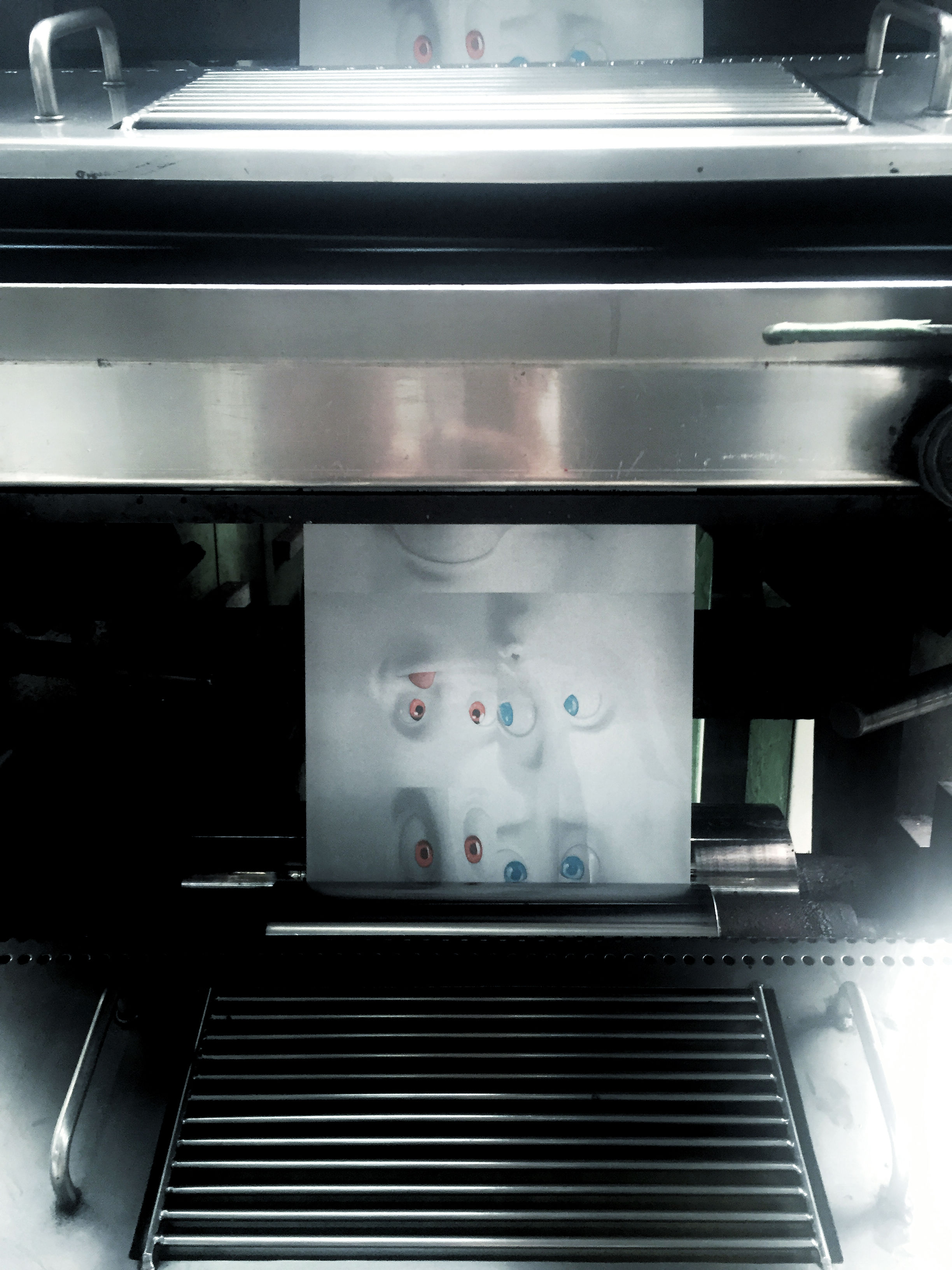  In order to maintain full quality control over the six new napkin designs, FIFTYEIGHT designer Peer Koch even made the trip to the printing workshop in the Erzgebirge mountains. For instance, the napkin design “Face Pastrami” shows a close-up of TASSEN dishware on an all-white background. “That makes optimal color rendering with the subtle tones of gray extremely hard to achieve without making it look dotted or even dirty. Plus, the material’s extreme absorbent properties are not necessarily making things easier,” says Peer. That’s why he used the on-site visit to discuss the perfect color tones with the expert paper manufacturers. 