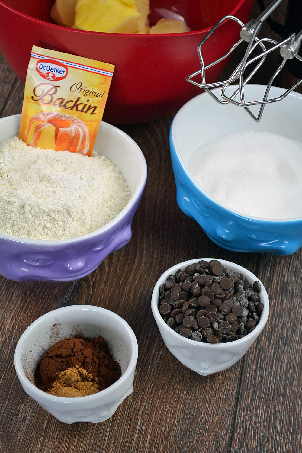 Ingredients 10.5 oz soft butter 5 medium-sized eggs 7 oz sugar 10.5 oz flour 7 fl oz milk ½ tsp. cinnamon 1 pack baking powder 2 TB cocoa powder 6 oz choclate chips Butter for greasing the bowls