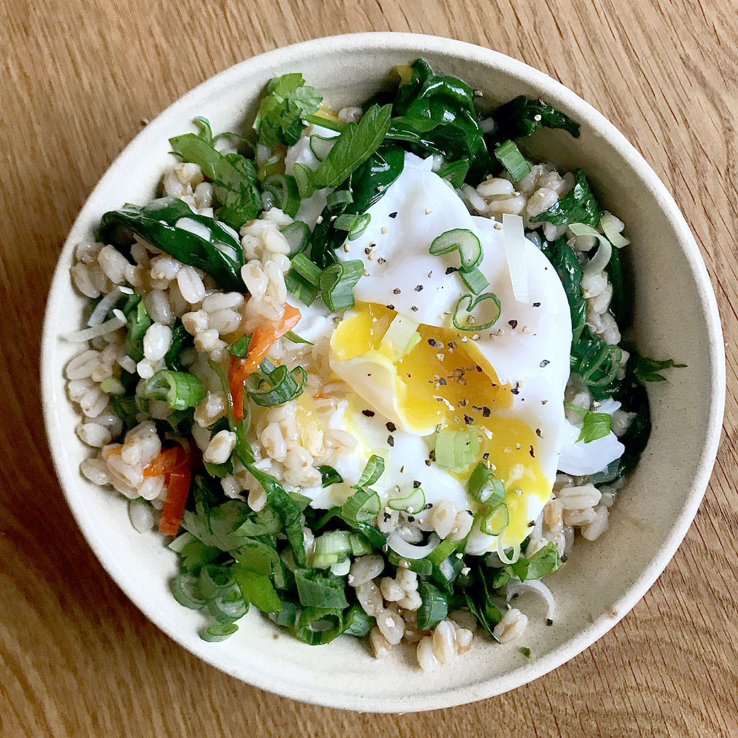  Since last summer, Canari has been cooking for the FIFTYEIGHT team and everyone is always excited when it’s Canari Day, like a bunch of giddy children eager to see what mom has brought to the table. Although ‘mom’ in this case is younger than pretty much everyone on the squad. For us it has been a pleasure and a privilege to enjoy this healthy, delicious food before hitting our workstations reenergized and refreshed. Unfortunately, the coronavirus pandemic has shut down work at our HQ and we have switched to lean, decentralized and remote work processes. No big deal, we can still get work done. But Canari’s tasty feasts had to be postponed for the foreseeable future. But since it’s also very much about the TEAM SPIRIT and we miss the sense of community, we want to keep the whole thing going while inviting all of you to the table. 