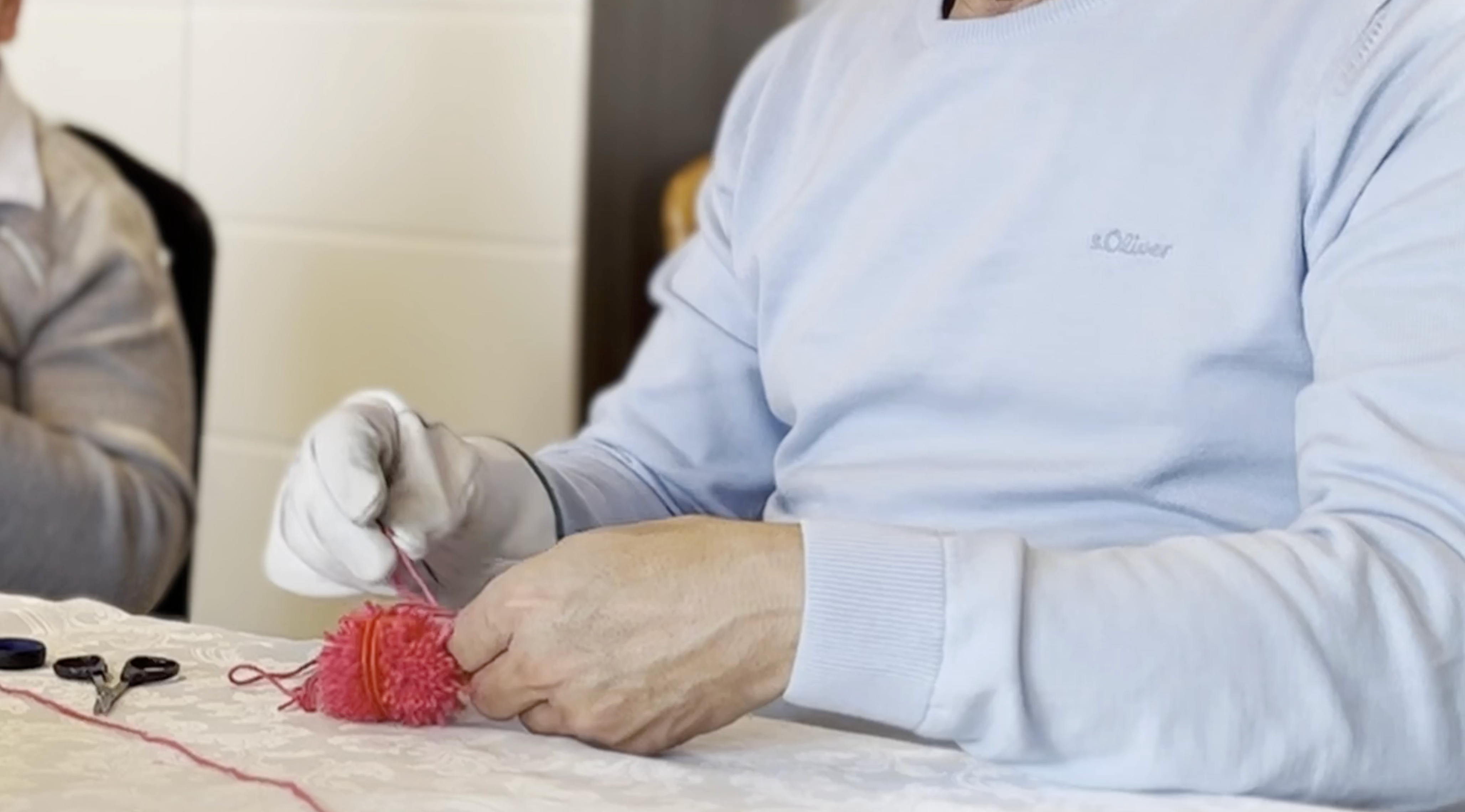 A passion that animates every single hats and makes it something very special. The fact that we've never ever had a single complaint about the hats is truly the icing on the cake of our long-standing collaboration with the two. However, how the division of labor came about, Christa makes the hats, Harald makes the pom-poms, remains a secret.