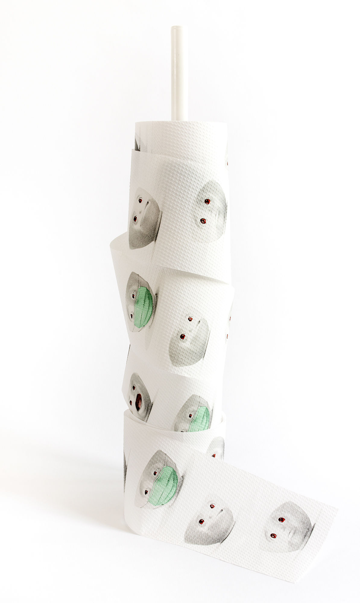 The post was instantly shared and commented by tons of members of our community. It really went ‘viral’ (but in a good way). And a growing number of comments demanded that we go ahead and just manufacture this toilet paper ‘for real’. This ended up striking a note with our CEOs. “At the time, our entire management and the whole team were in a constant ‘think tank’ mode due to the crisis, always looking for what we can or should do in response to corona. And in addition, we were looking for ways to support stationary retailers. That’s when the feedback from our community really brought home the fact that there was something more to the toilet paper idea than an April Fool’s joke. A new product, only available in brick-and-mortar retail, with the entire profits going to our retail business partners,” said Marc Eckart, Managing Partner at FIFTYEIGHT PRODUCTS, who came up with the idea for this initiative.