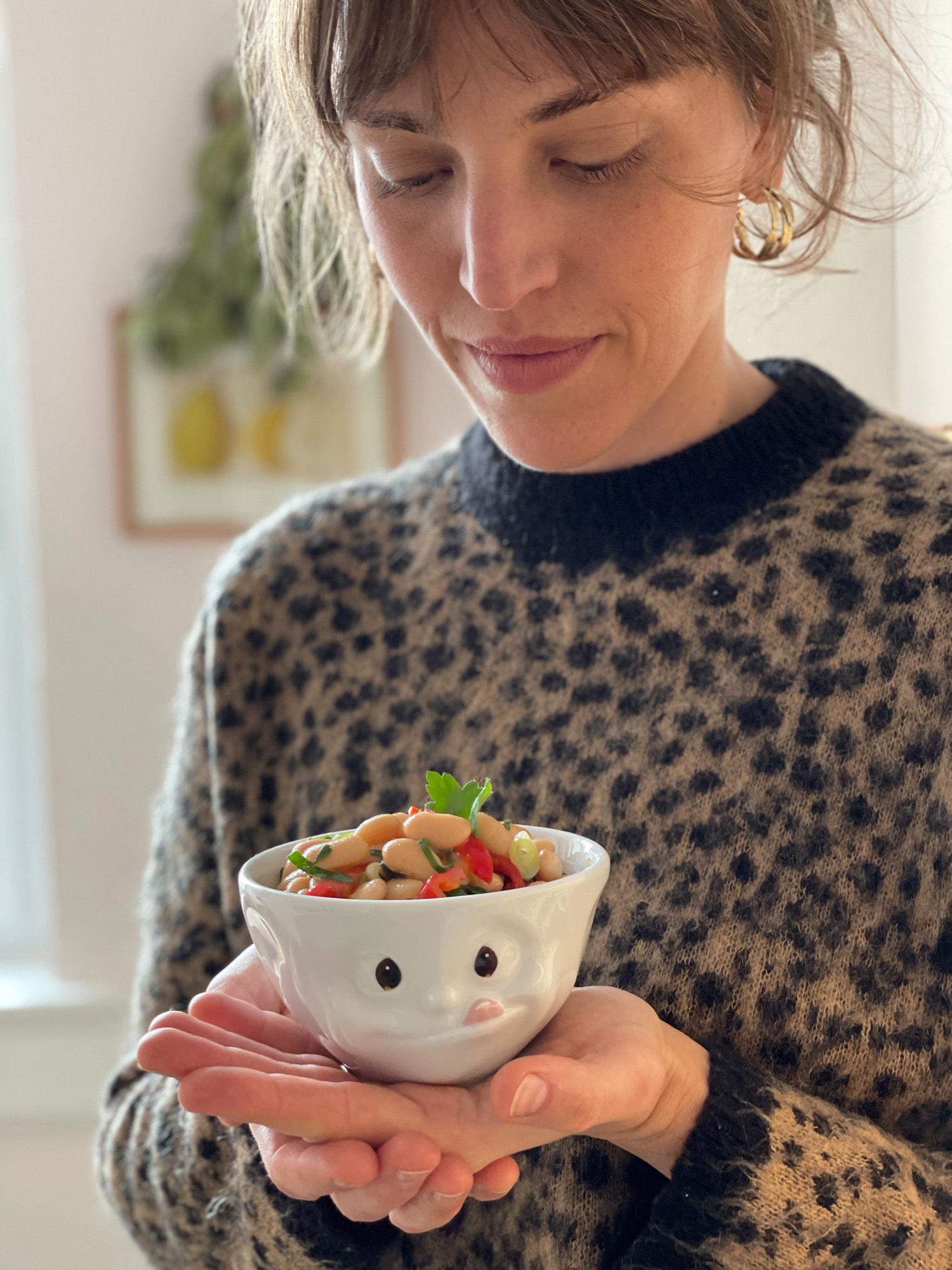 We think that’s an astonishing achievement and warrants some celebration. Because behind the regular posts lies a great amount of love and creativity. And the steady commitment to always come up with a new recipe and share healthy eating ideas with the FIFTYEIGHT community. Here at FIFTYEIGHT, we know and love the amazing cuisine of Canari.de from our own experience. After all, she’s been serving us lunches here at the FIFTYEIGHT Office for years and years, some so legendary that our team still praises the experience today. After having spent an entire year working from our home office due to Covid-19, we can honestly say that the weekly recipe ideas for cooking at home have made this challenging time a lot easier – and tastier, of course!